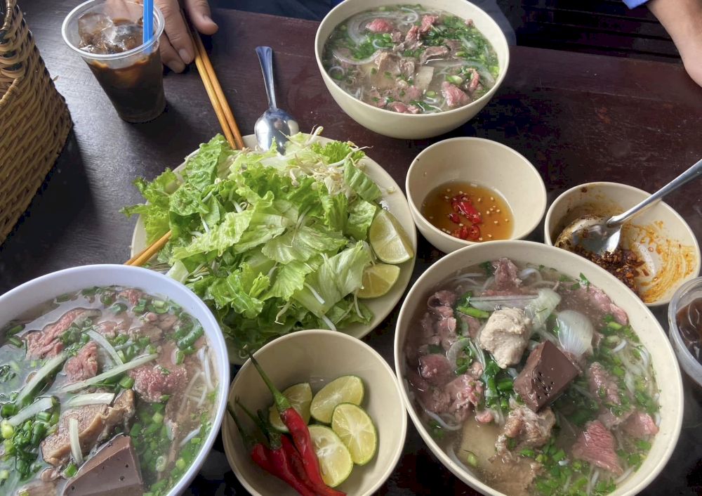 Vietnam's train dining experience offers authentic local cuisine and flexible meal options throughout your journey (Source: Fanpage of Vietnam Railway)